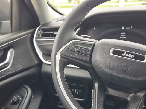 Used 2023 Jeep Grand Cherokee Laredo w/ Luxury Tech Group I RWD image 19