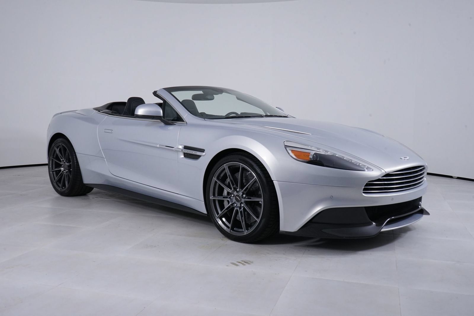 Used 2016 Aston Martin Vanquish Volante RWD image 9
