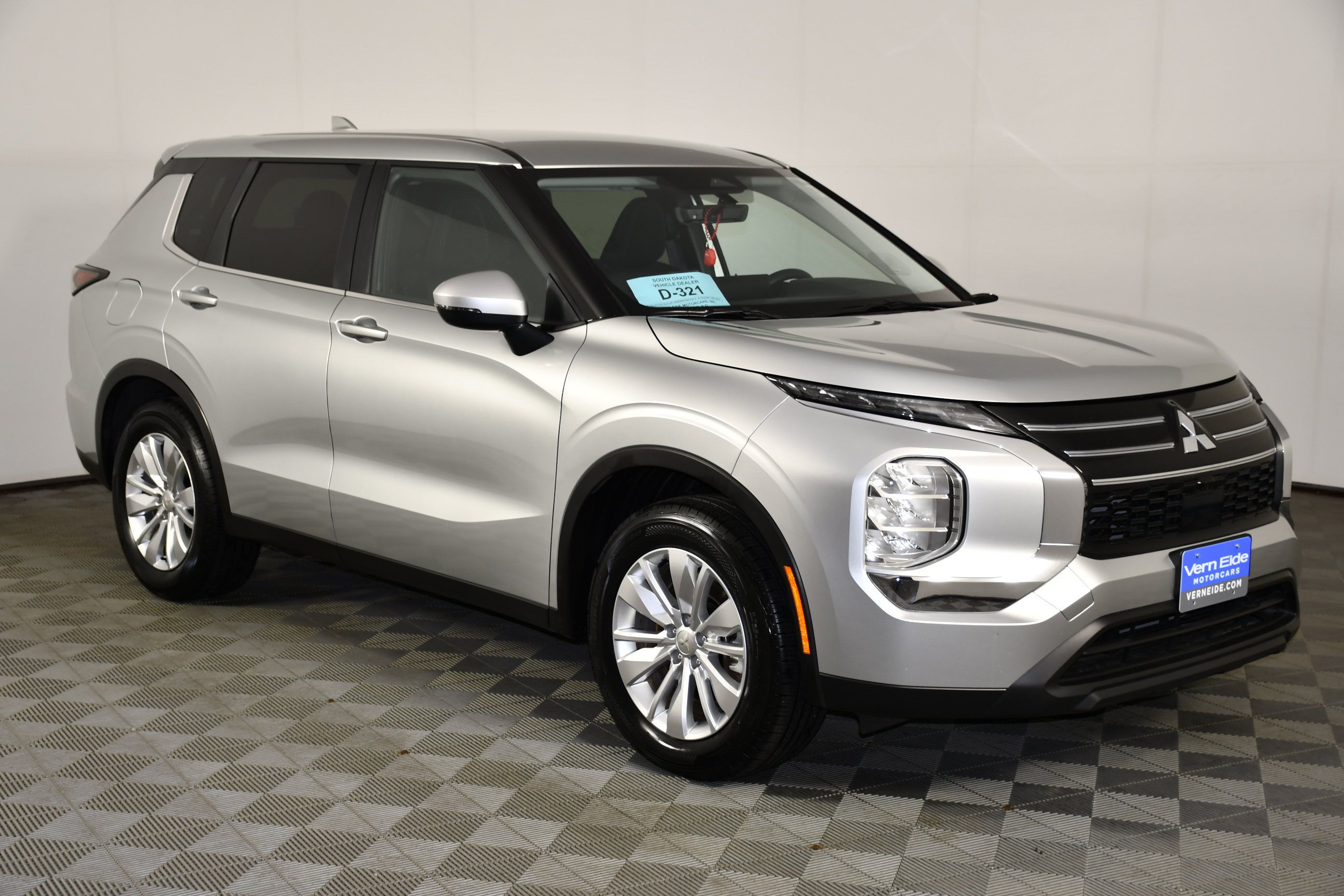 Used 2025 Mitsubishi Outlander ES FWD image 3