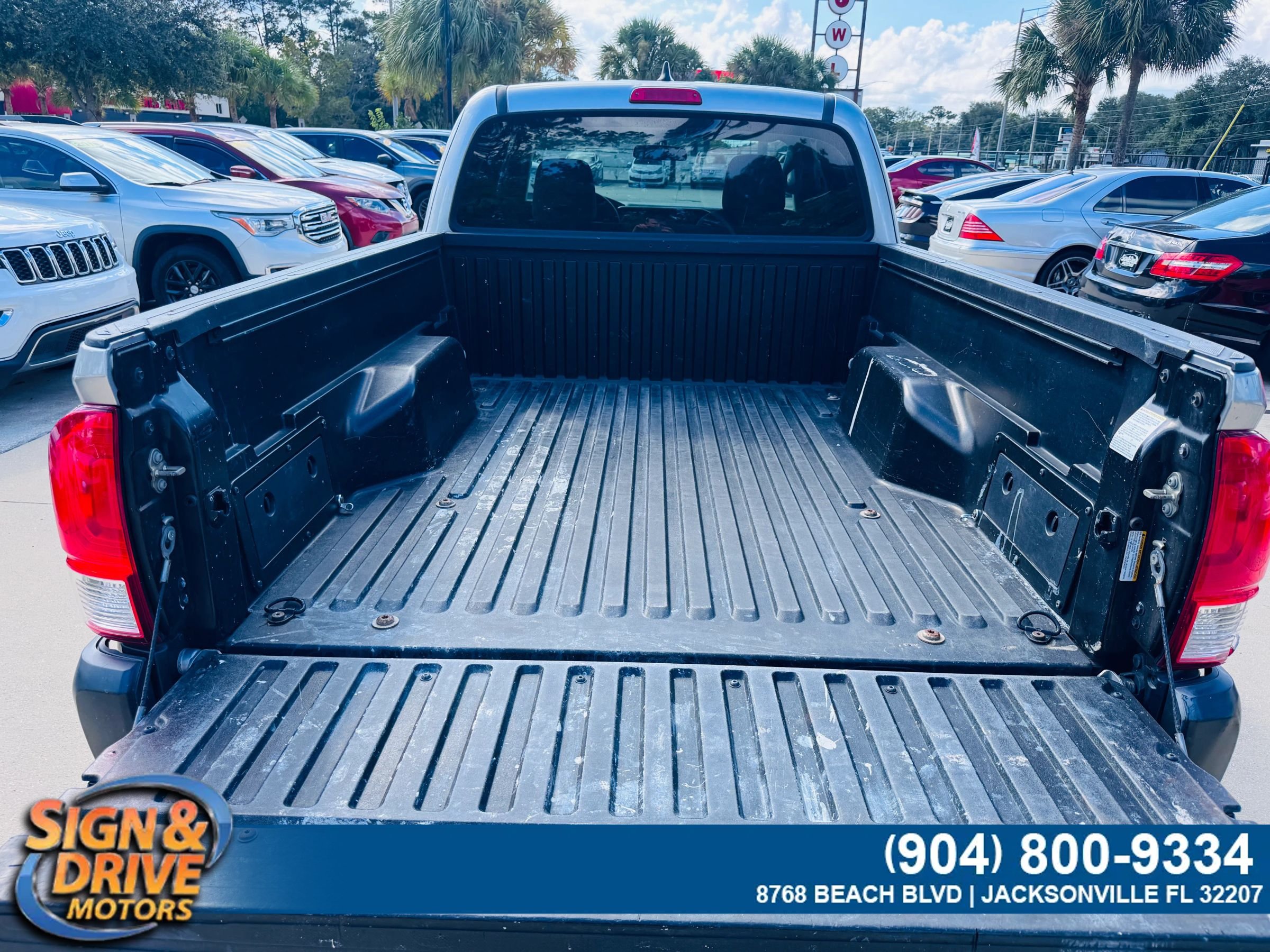 Used 2016 Toyota Tacoma SR w/ Exterior Package RWD image 8