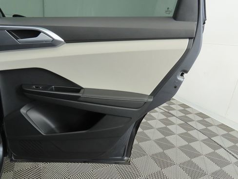 Used 2025 Volkswagen Taos SE w/ Panoramic Sunroof Package image 27