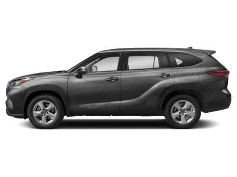 Used 2022 Toyota Highlander LE image 2