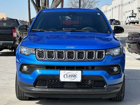 Used 2025 Jeep Compass Latitude AWD/4WD image 9