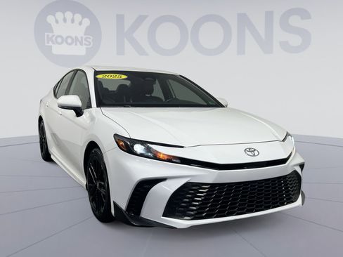 Used 2025 Toyota Camry SE image 10