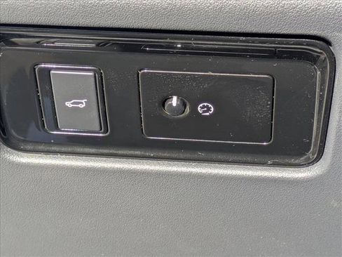 Used 2017 Jaguar F-PACE Prestige image 13