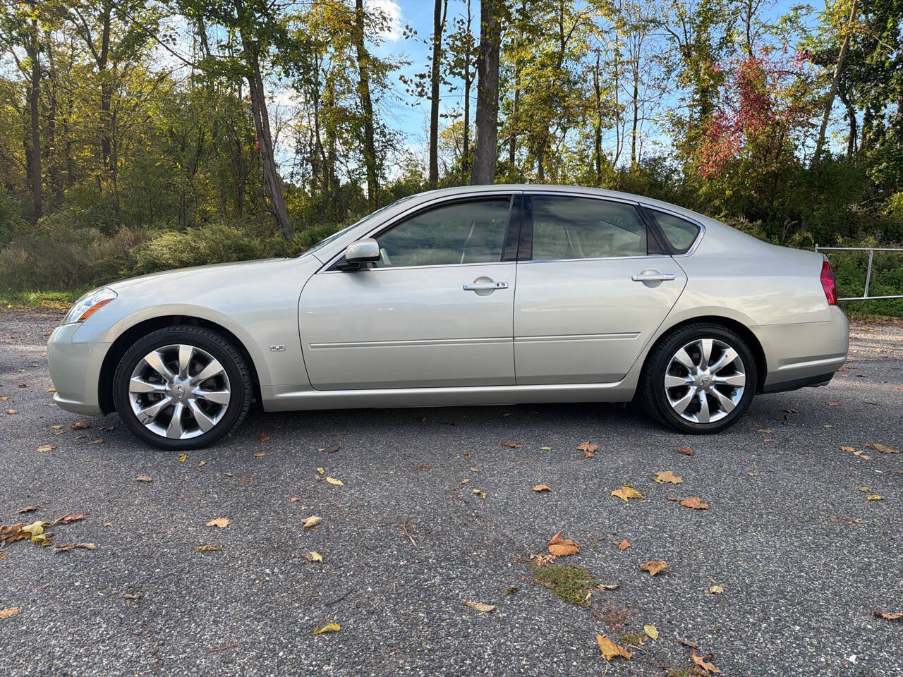 Used 2007 INFINITI M35 w/ Technology Pkg RWD image 2