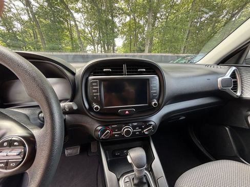 Used 2025 Kia Soul LX w/ LX Technology Package FWD image 18