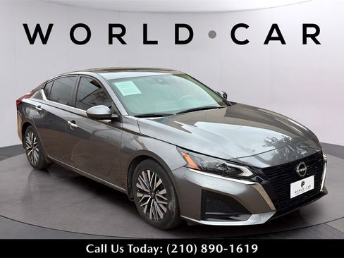 Used 2023 Nissan Altima 2.5 SV w/ SV Premium Package image 1