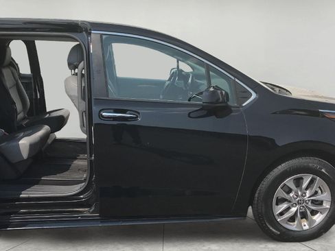 Used 2022 Toyota Sienna XLE FWD image 32