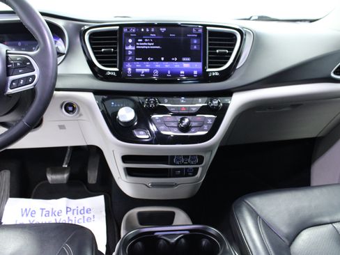Used 2022 Chrysler Pacifica Touring-L FWD image 19