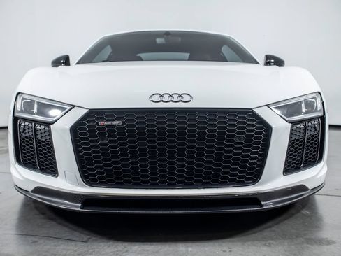 Used 2018 Audi R8 V10 w/ Premium Package RWD image 3