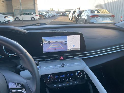 Used 2025 Hyundai Elantra Limited image 17