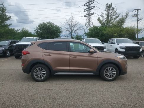 Used 2017 Hyundai Tucson SE AWD/4WD image 2