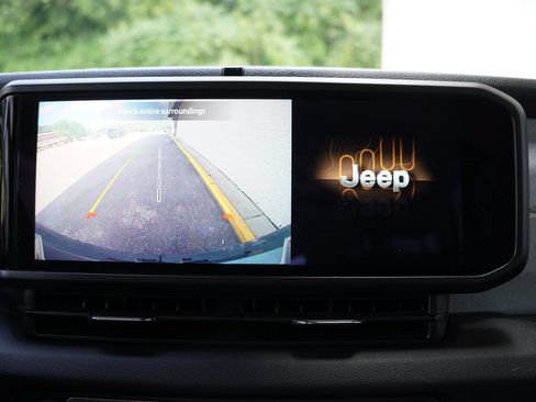 Used 2024 Jeep Wrangler Unlimited AWD/4WD image 21