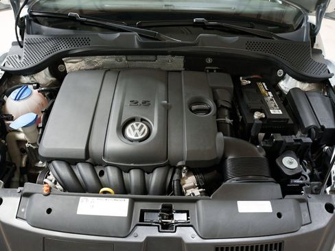 Used 2013 Volkswagen Beetle 2.5 FWD image 24