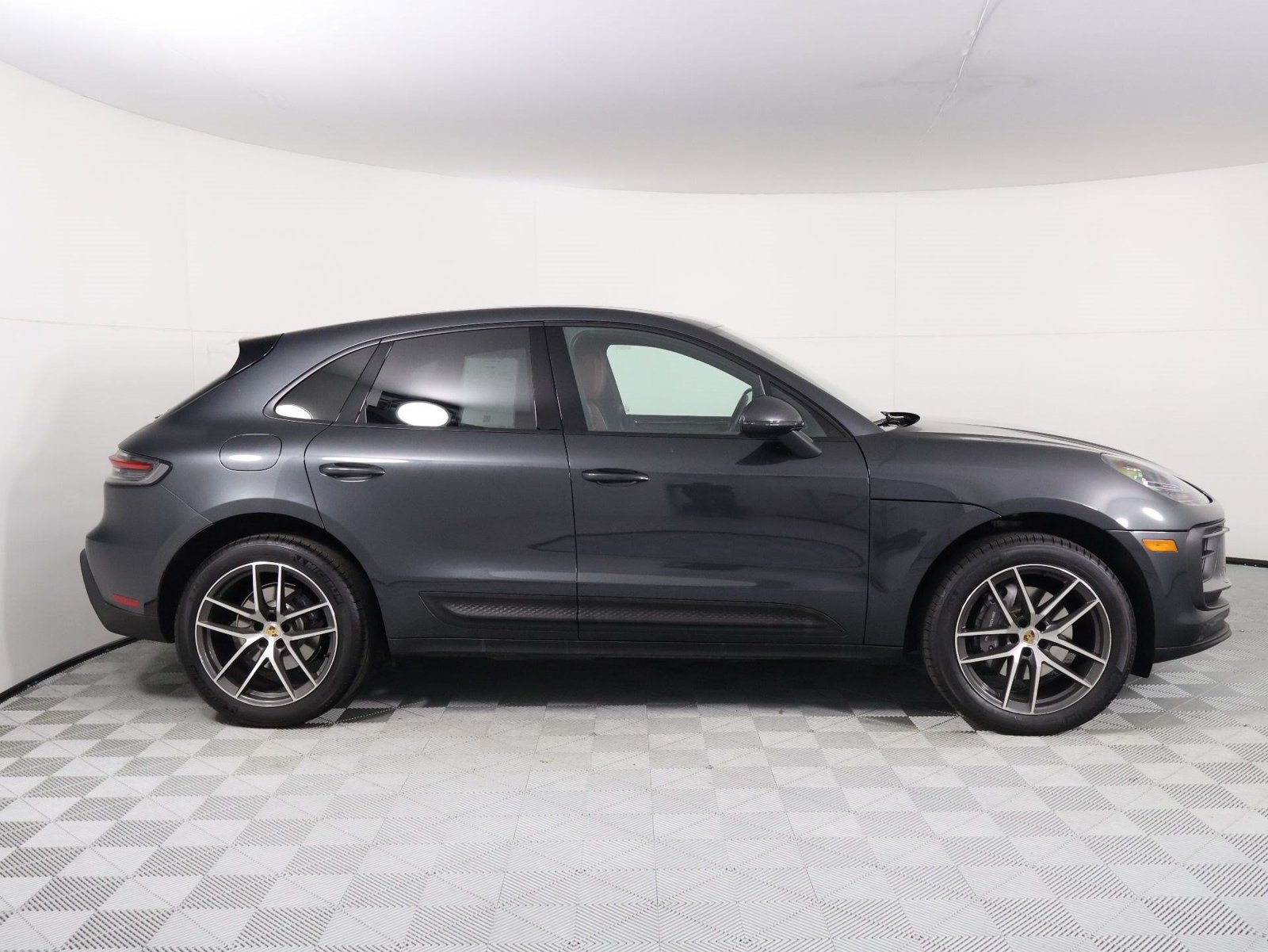Certified 2024 Porsche Macan AWD/4WD image 8