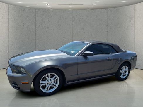 Used 2013 Ford Mustang Convertible RWD image 1