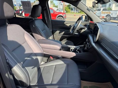 Used 2025 Chevrolet Traverse LT AWD/4WD image 32