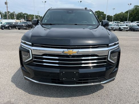 Used 2025 Chevrolet Suburban LT w/ Sun And Tow Package AWD/4WD image 2