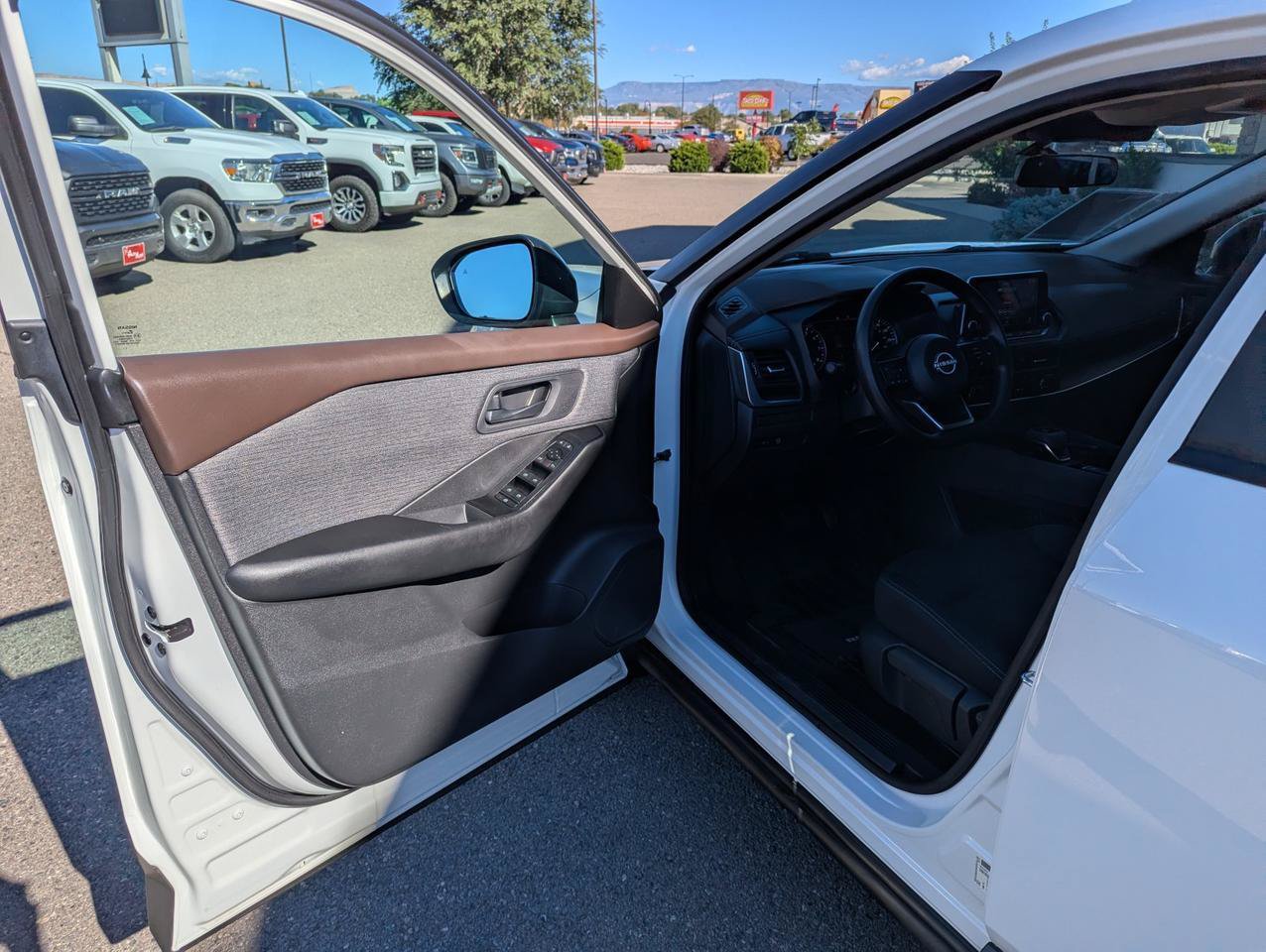 Used 2023 Nissan Rogue S AWD/4WD image 8
