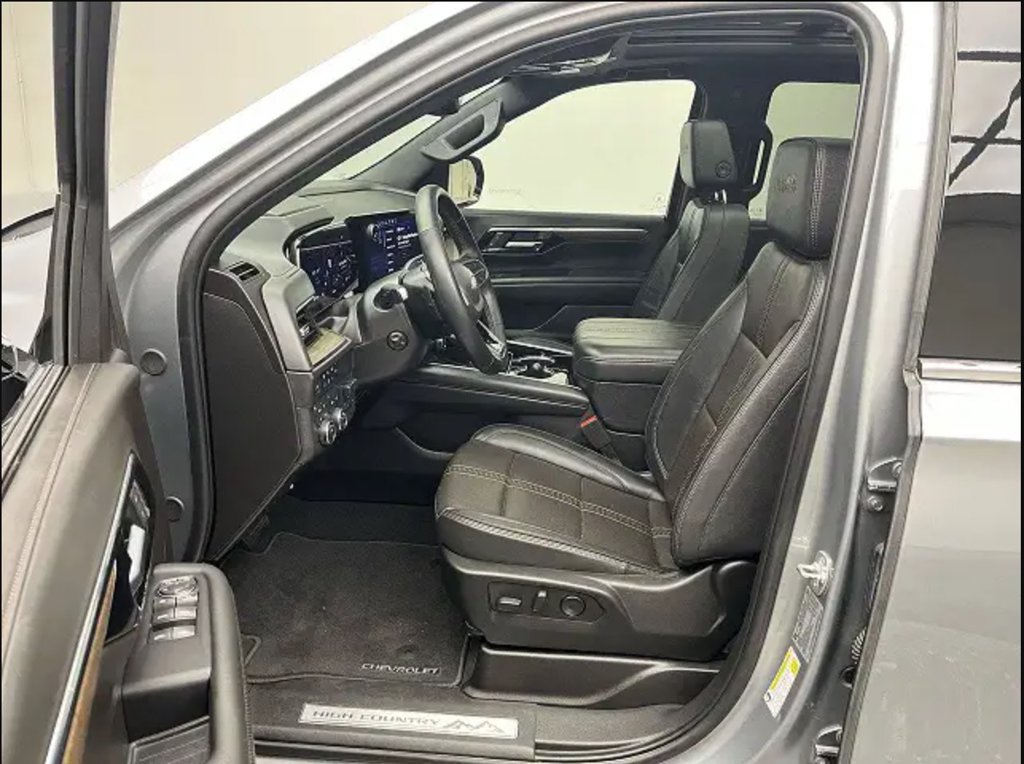 Used 2025 Chevrolet Suburban High Country AWD/4WD image 5
