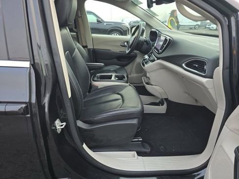 Used 2023 Chrysler Pacifica Touring-L image 9
