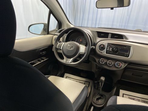 Used 2012 Toyota Yaris 4-Door Hatchback image 32
