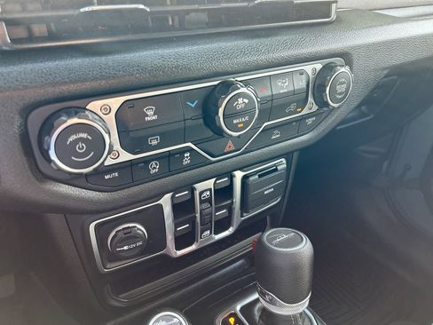 Used 2025 Jeep Gladiator Overland AWD/4WD image 27
