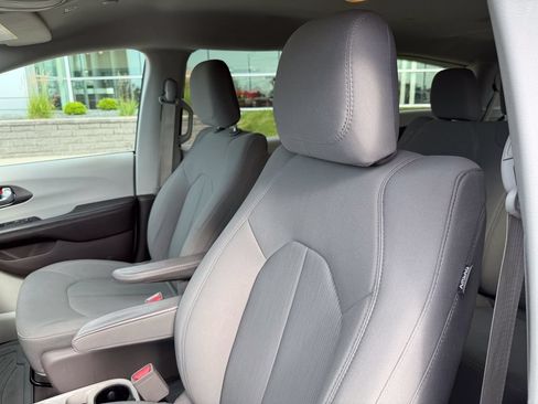 Used 2018 Chrysler Pacifica L FWD image 10