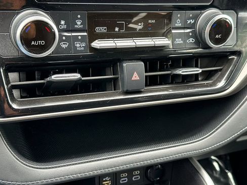 Used 2023 Toyota Highlander LE AWD/4WD image 19
