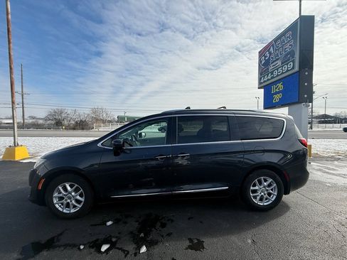 Used 2020 Chrysler Pacifica Touring-L image 6