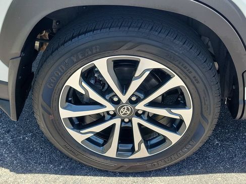 Used 2024 Toyota Corolla Cross XLE w/ Convenience Package AWD/4WD image 7