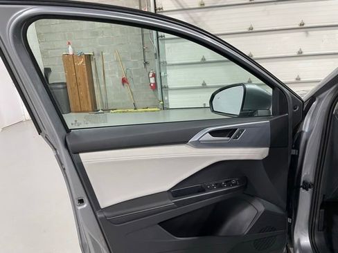 Used 2025 Volkswagen Taos SE AWD/4WD image 13