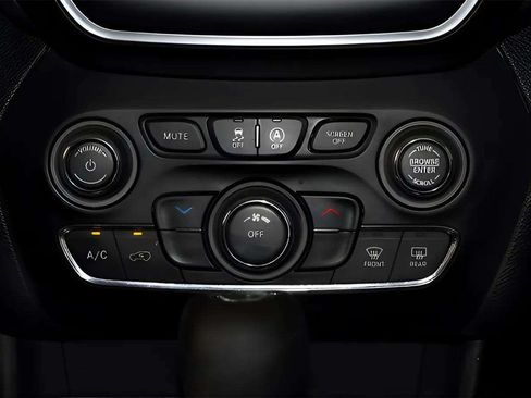 Used 2021 Jeep Cherokee Latitude FWD image 17