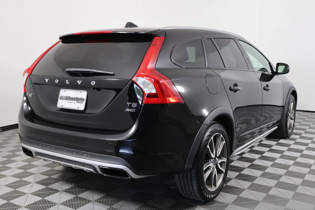 Used 2016 Volvo V60 T5 Cross Country Platinum AWD/4WD image 2