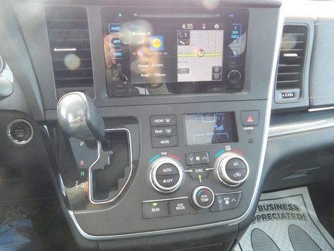 Used 2015 Toyota Sienna SE image 17