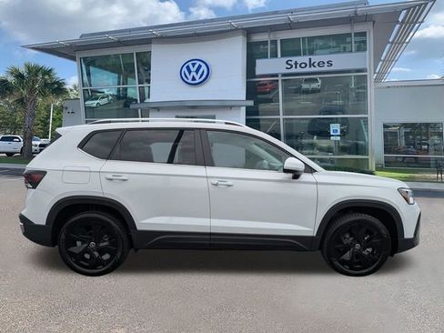 New 2026 Volkswagen Taos SE FWD image 3