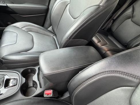 Used 2023 Jeep Cherokee Altitude Lux image 37