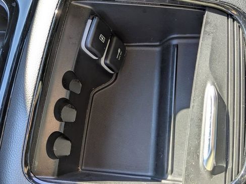 Used 2023 Chrysler Pacifica Limited w/ Uconnect Theater Family Group image 26