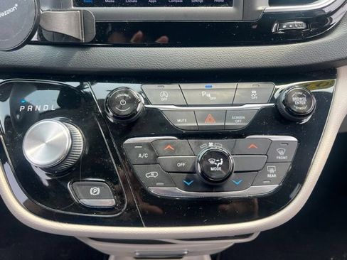 Used 2018 Chrysler Pacifica LX FWD image 22