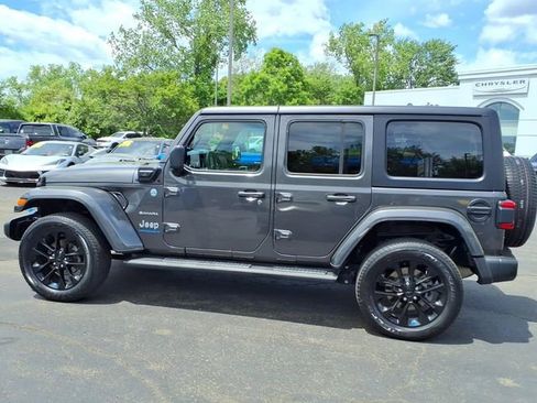 Used 2023 Jeep Wrangler Unlimited Sahara w/ Cold Weather Group AWD/4WD image 4