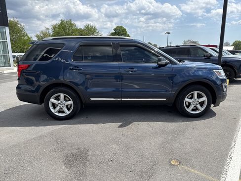 Used 2016 Ford Explorer XLT w/ Equipment Group 201A AWD/4WD image 2