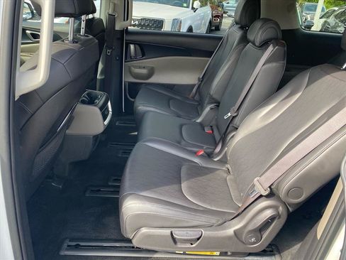 Certified 2025 Kia Carnival FWD image 24