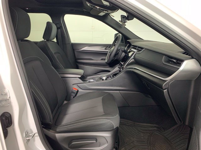 Used 2025 Jeep Grand Cherokee Laredo X w/ Luxury Tech Group I AWD/4WD image 20