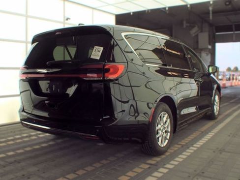 Used 2024 Chrysler Pacifica Touring-L FWD image 5