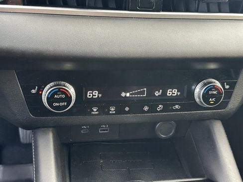 Used 2023 Mitsubishi Outlander SE image 25