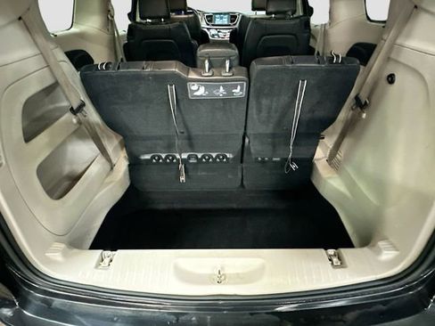 Used 2018 Chrysler Pacifica Touring-L w/ Tire & Wheel Group FWD image 27