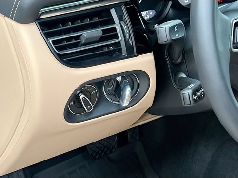 Certified 2026 Porsche Macan AWD/4WD image 11