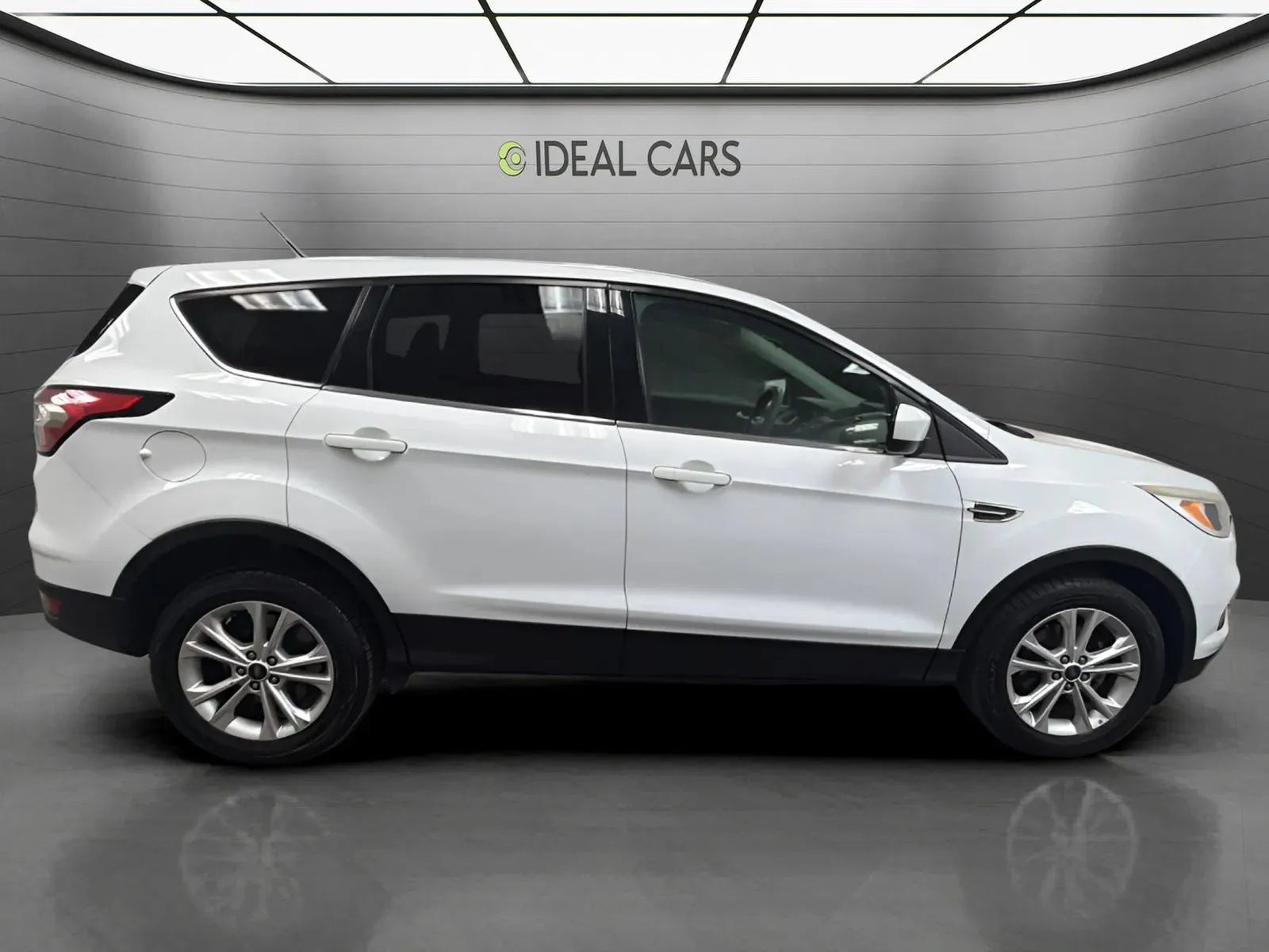 Used 2017 Ford Escape SE FWD image 4