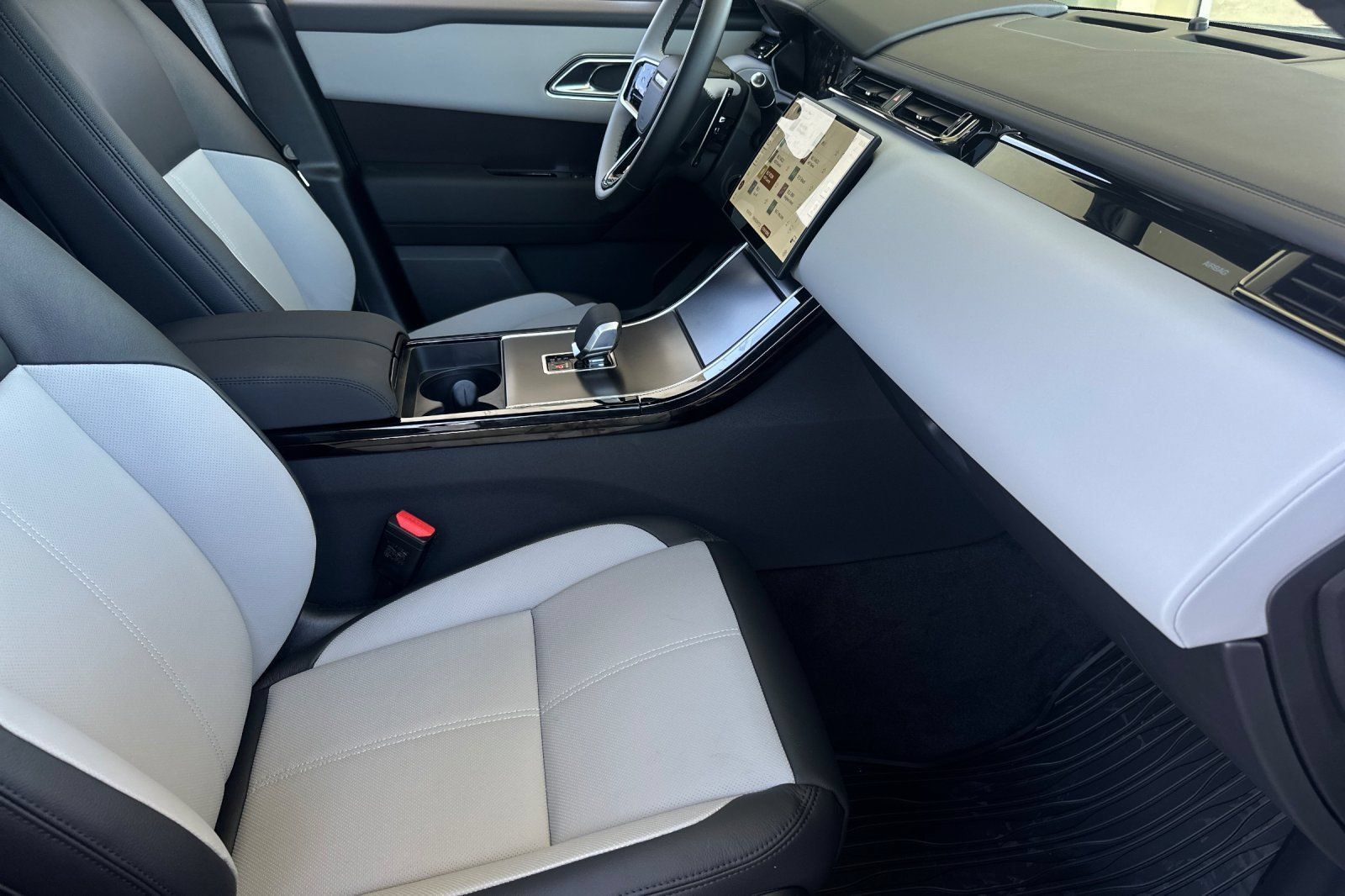 New 2026 Land Rover Range Rover Velar Dynamic SE AWD/4WD image 16